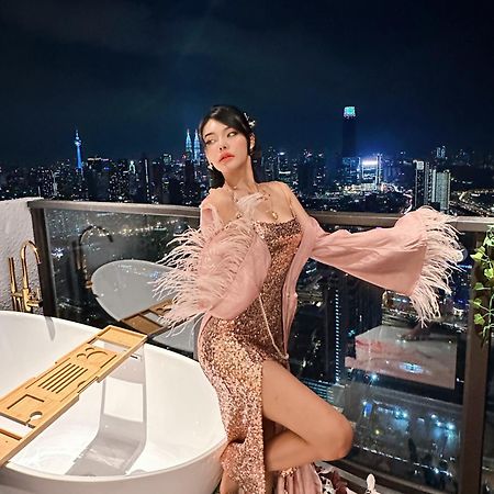 Skyscraper 65 Kl Highest Outdoor Bathtub Luxury Lavish Designer Suite Penthouse Lv65 Kuala Lumpur Exterior foto