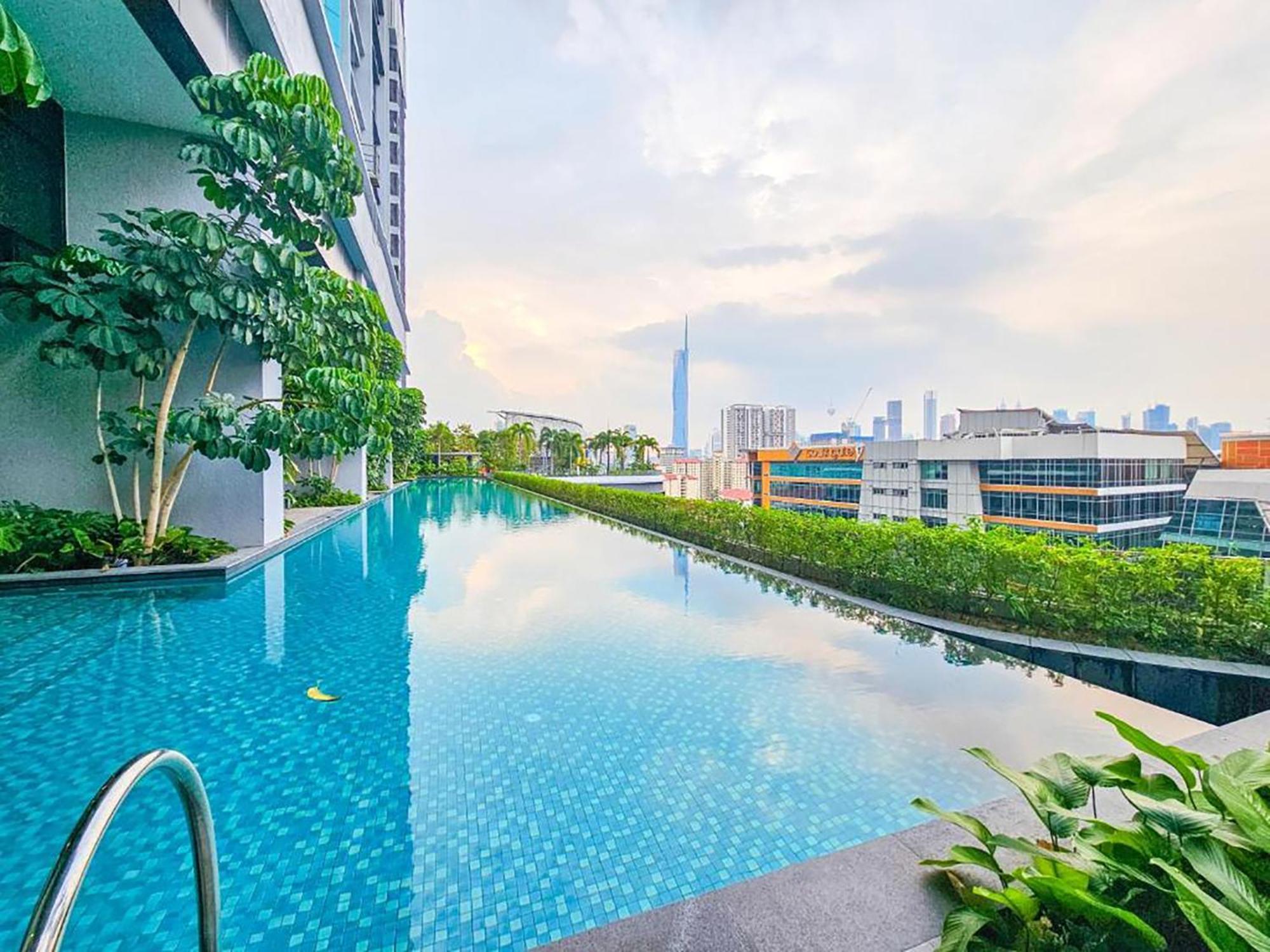 Skyscraper 65 Kl Highest Outdoor Bathtub Luxury Lavish Designer Suite Penthouse Lv65 Kuala Lumpur Exterior foto