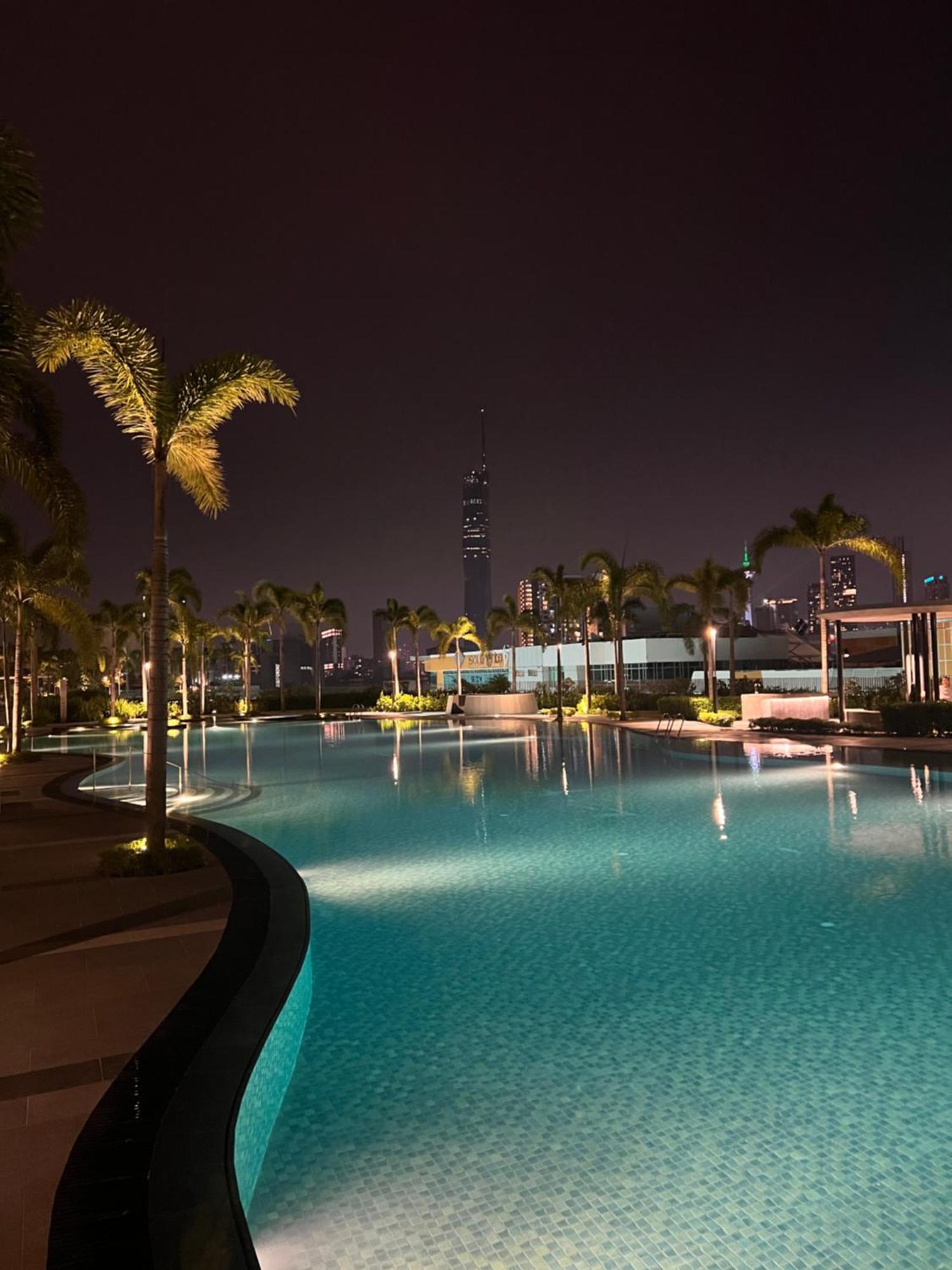 Skyscraper 65 Kl Highest Outdoor Bathtub Luxury Lavish Designer Suite Penthouse Lv65 Kuala Lumpur Exterior foto